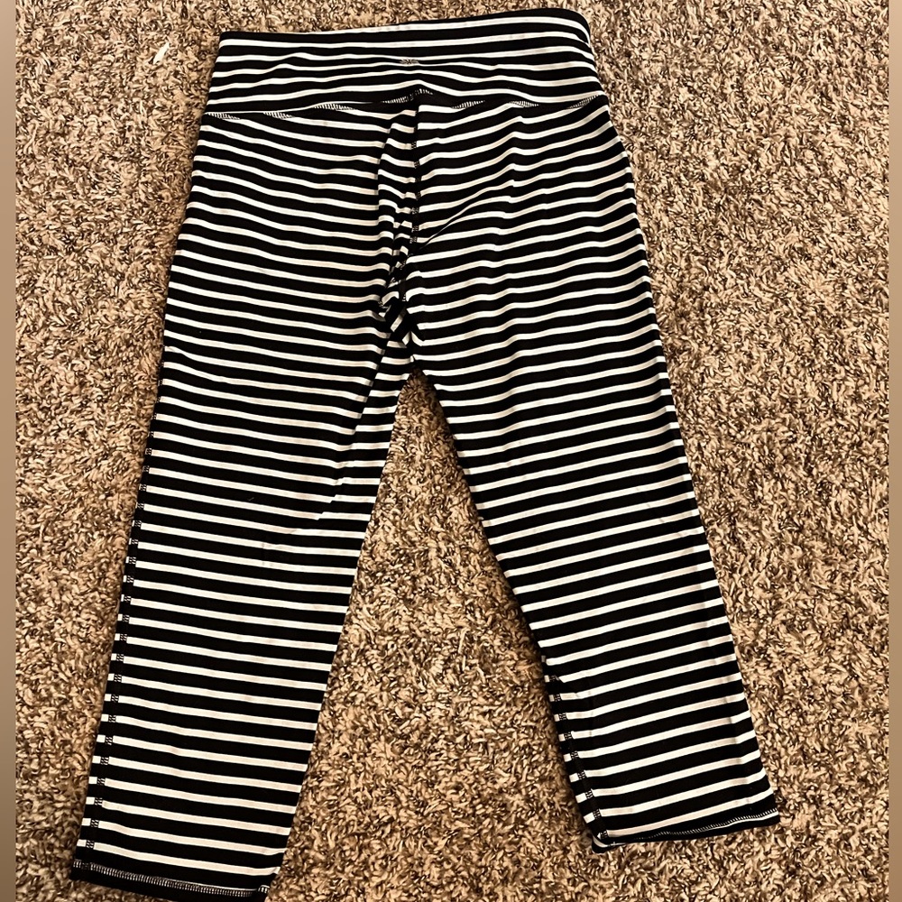 Athleta women size M cropped leggings, black and white striped and adorable